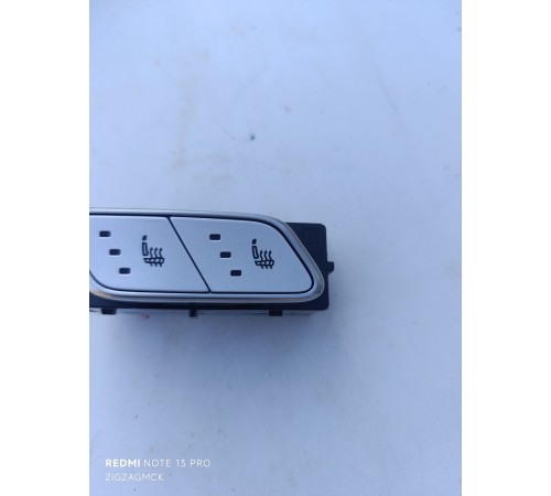 Кнопки подогрева заднего ряда сидений