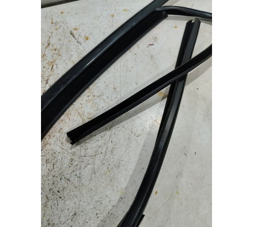 Уплотнитель стекла двери передний правый