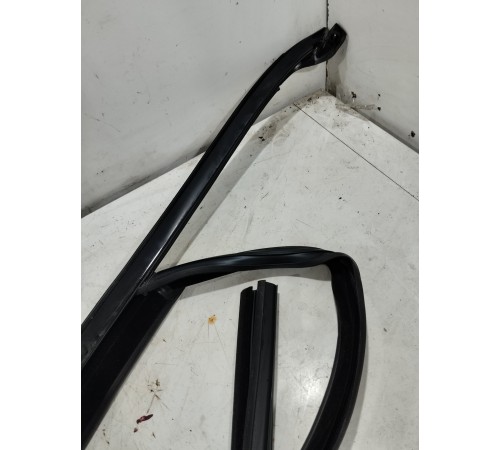 Уплотнитель стекла двери передний правый