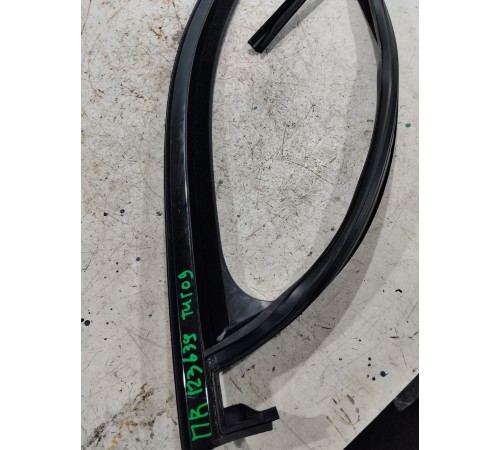 Уплотнитель стекла двери передний правый