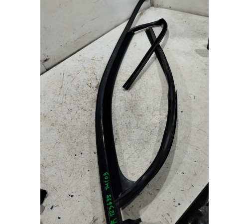 Уплотнитель стекла двери передний правый