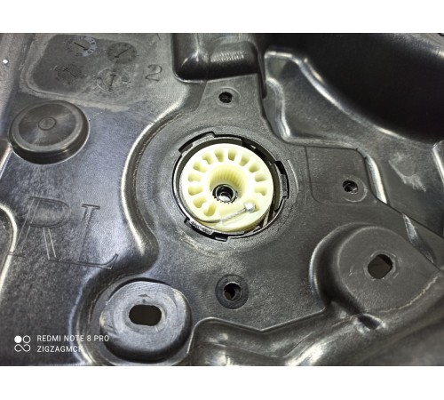 Стеклоподъемник (задний левый)