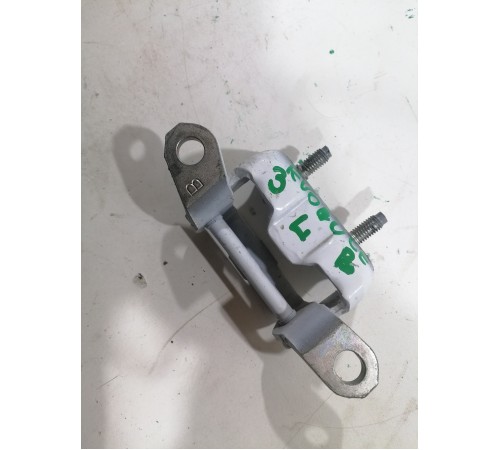 Петля двери задняя левая верхняя