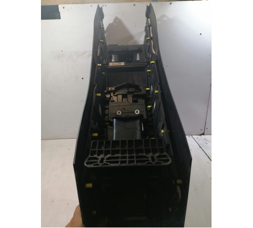 Центральная консоль с подлокотником