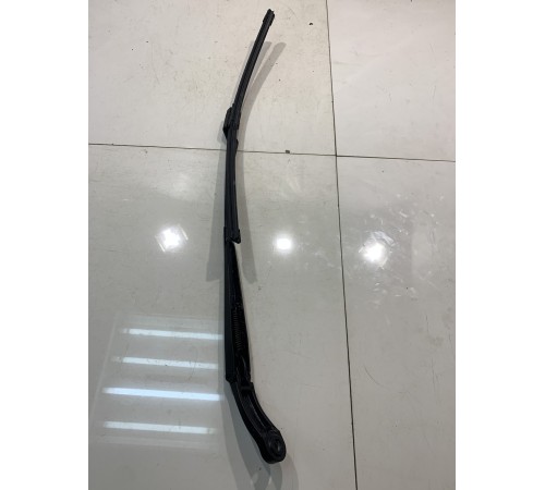 Передний стеклоочиститель (водительский)