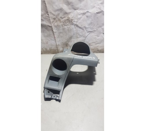 Подстаканник передний правый