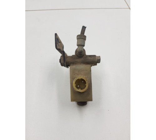 Клапан тормозной системы левый