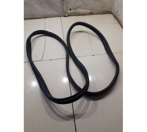 Уплотнитель двери(передний правый)