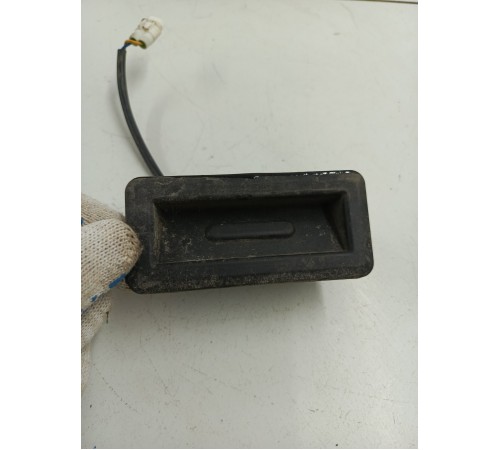 Кнопка открывания багажника