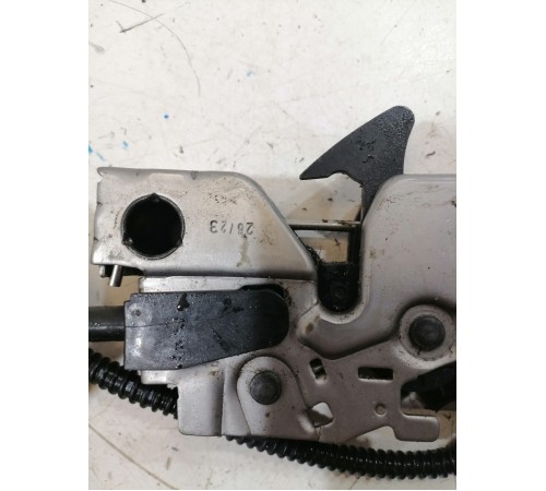 Замок капота