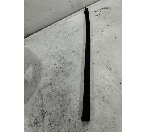 Уплотнитель стекла двери задний левый внутренний