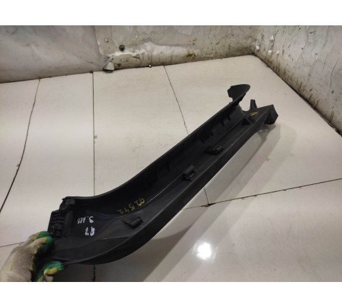 Обшивка двери багажника (левая)