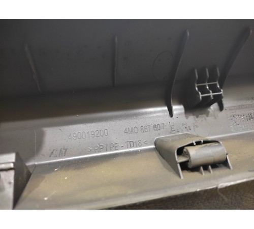 Обшивка двери багажника (левая)