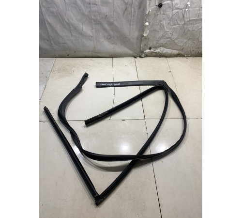 Уплотнитель стекла (задний правый внутренний)