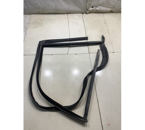 Уплотнитель стекла (задний правый внутренний)