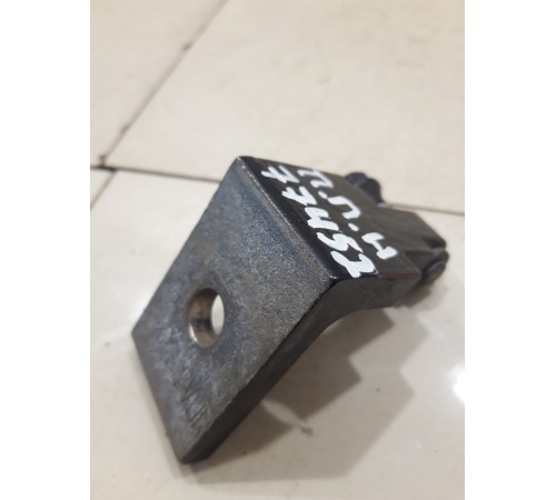 Петля двери (передняя, правая, нижняя)