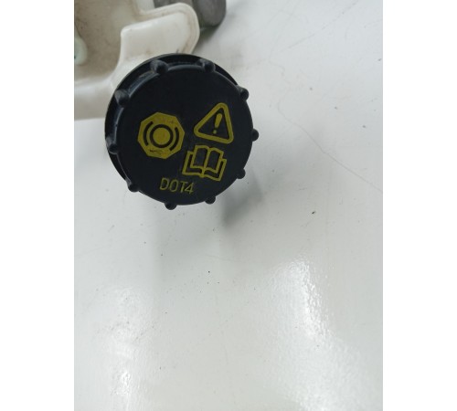 Главный тормозной цилиндр с бачком