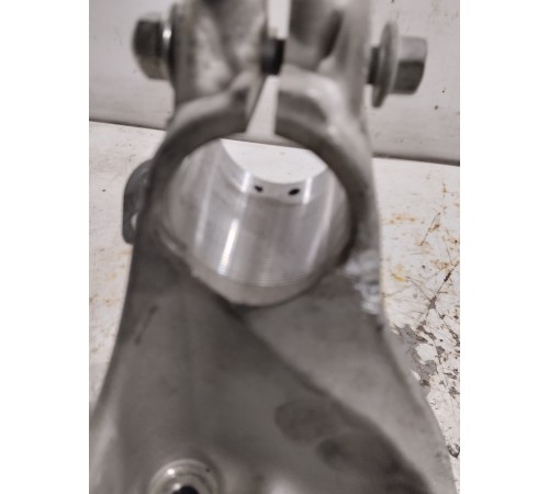 Кулак поворотный передний правый