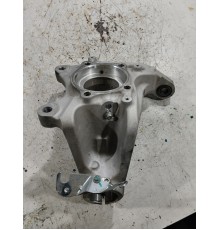 Кулак поворотный передний правый