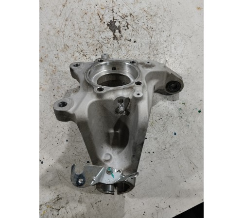 Кулак поворотный передний правый