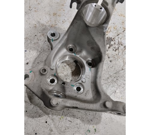 Кулак поворотный передний правый