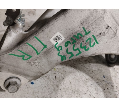 Кулак поворотный передний правый