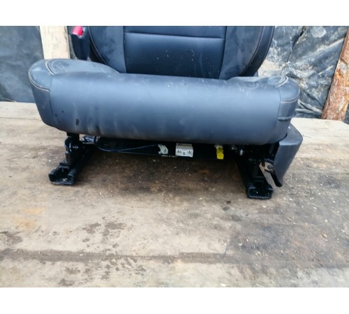 Сиденье переднее левое