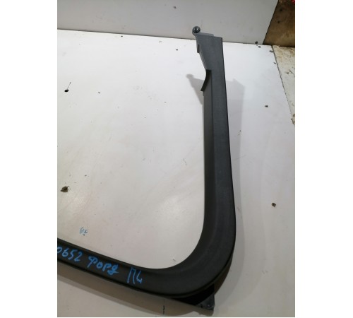 Накладка рамки стекла двери передняя левая