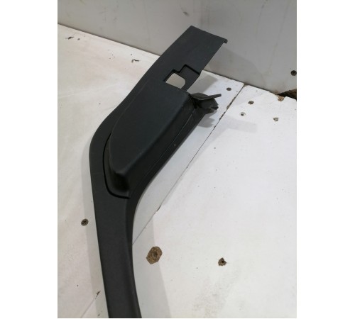 Накладка рамки стекла двери передняя левая