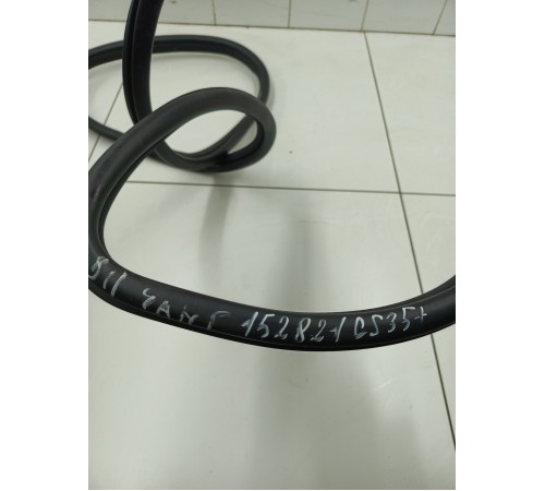 Уплотнитель двери передний правый