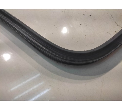 Уплотнитель двери(передний правый)