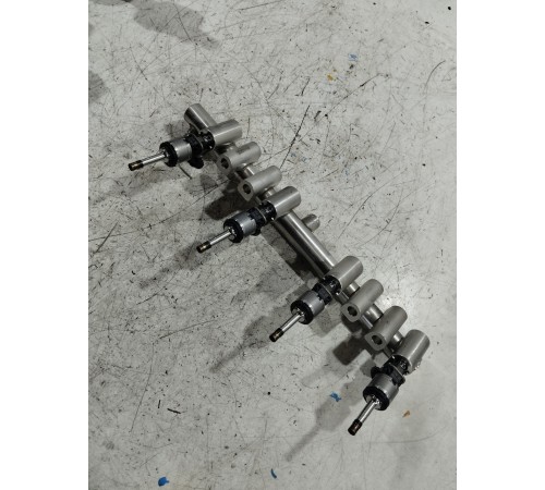 Топливная рампа рейка в комплекте с форсунками