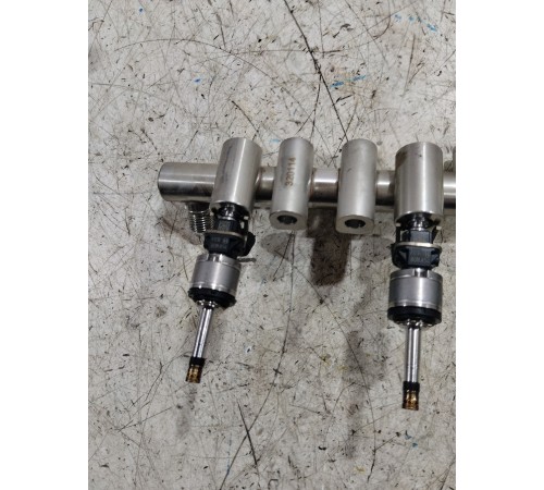 Топливная рампа рейка в комплекте с форсунками