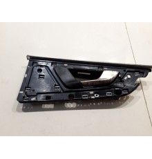 Ручка двери (задняя правая внутренняя) Ручка двери (задняя правая внутренняя)