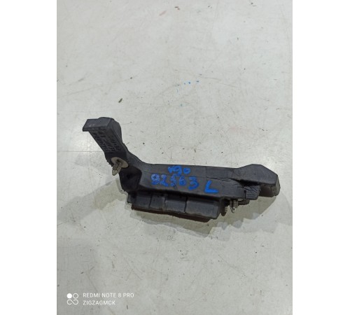 Уплотнитель капота левый