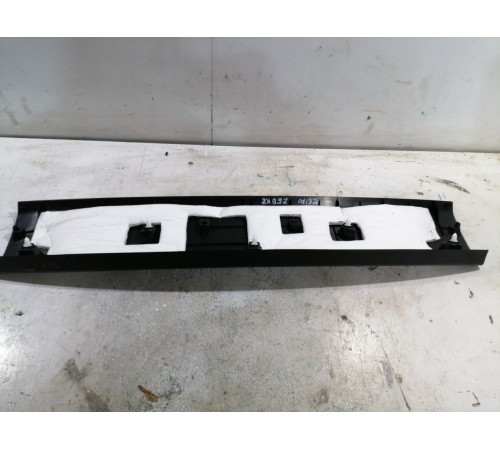 Обшивка крышки багажника верхняя