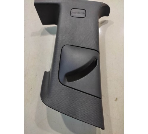 Обшивка центральной стойки (левая)