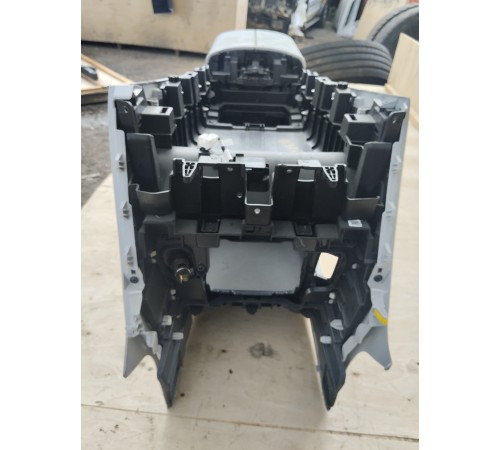 Центральная консоль с подлокотником