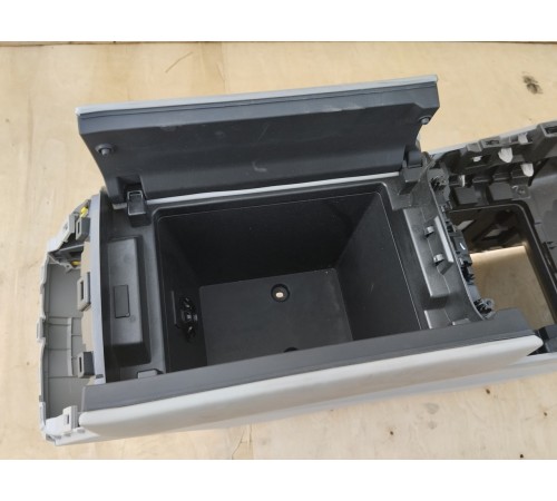 Центральная консоль с подлокотником