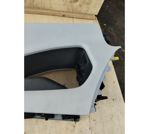 Центральная консоль с подлокотником