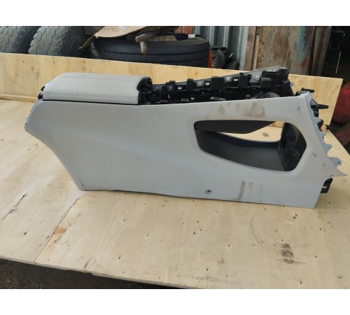 Центральная консоль с подлокотником