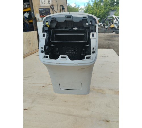 Центральная консоль с подлокотником