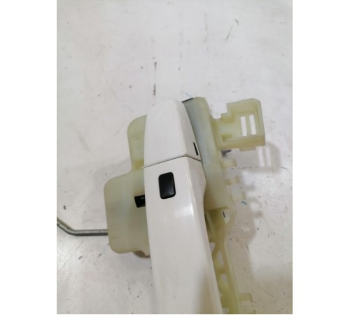 Ручка двери передняя левая с бесключевым доступом