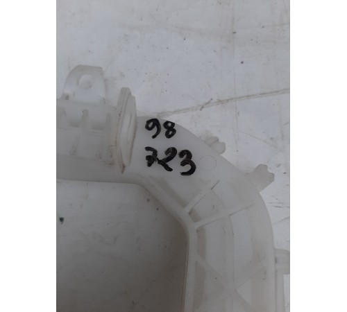 Кронштейн(крепление) обшивки двери передний