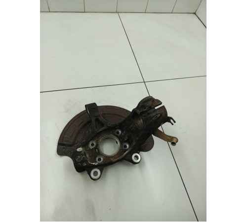 Кулак поворотный передний левый