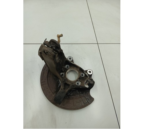 Кулак поворотный передний левый