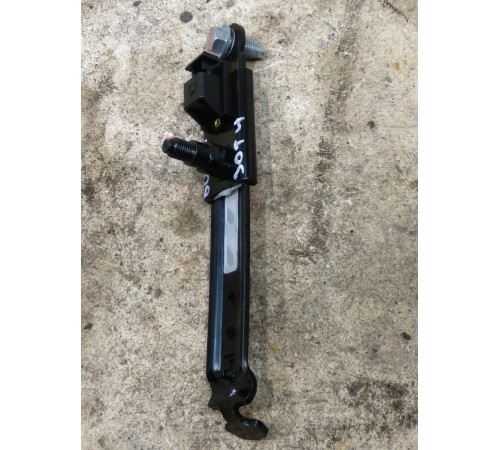 Передний правый кронштейн ремня безопасности