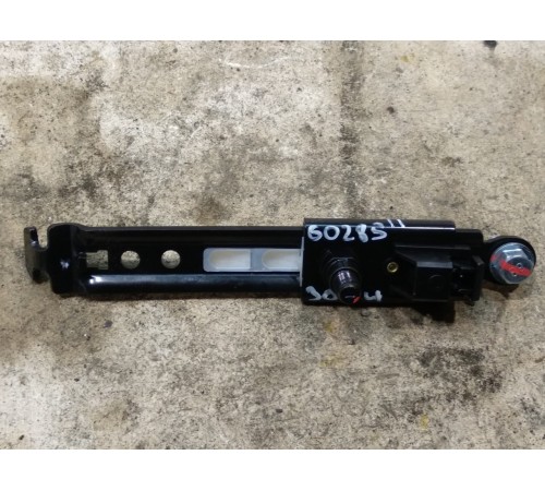 Передний правый кронштейн ремня безопасности