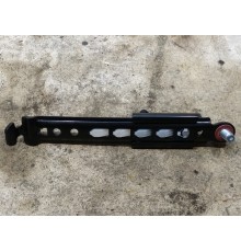 Передний правый кронштейн ремня безопасности