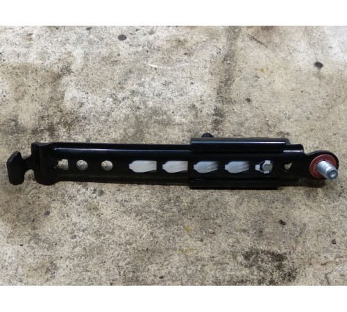 Передний правый кронштейн ремня безопасности